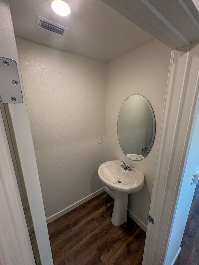Building Photo - 827 Congaree Ln
