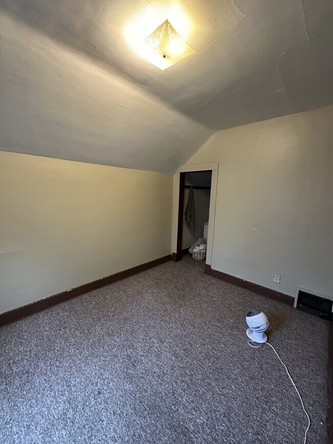 Building Photo - 4 Bed 2 Bath close to UWEC!