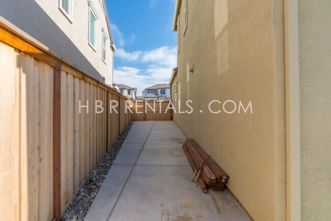 Building Photo - TRACY HILLS - Four Bedroom Spectacular Home - Full Bed/Bath Located on 1st Floor