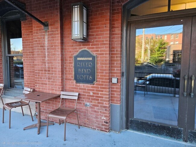 Building Photo - Fully furnished