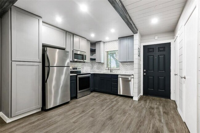 Building Photo - 5330 Balcones Dr