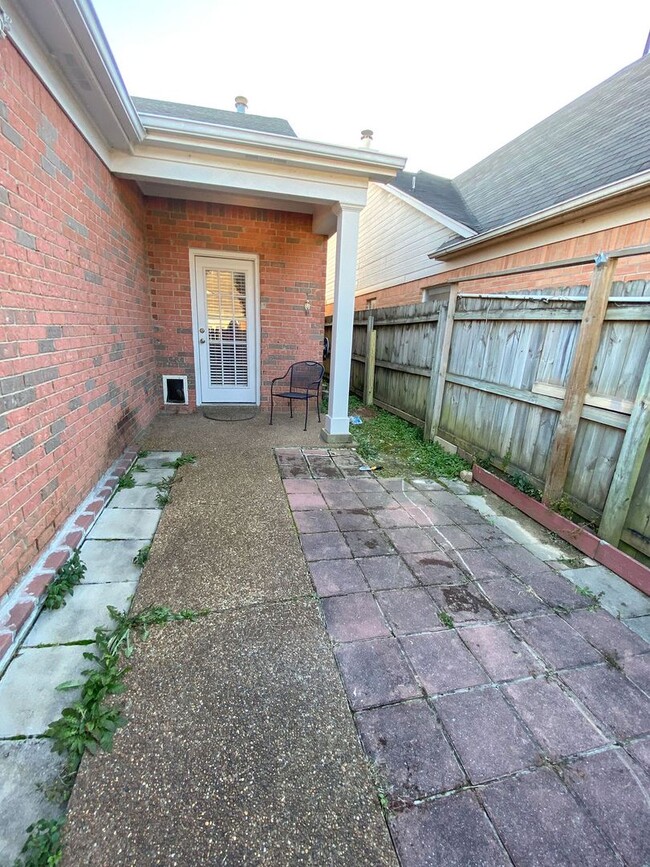 Building Photo - 3 bed, 2.5 bath in Cordova near Trinity an...