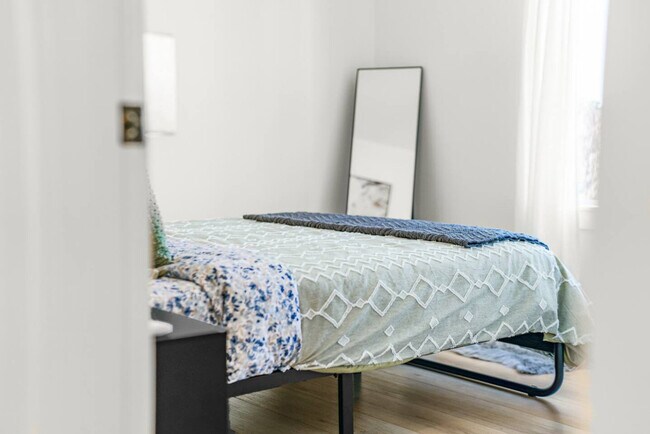 Building Photo - 3309 NE 42nd Pl