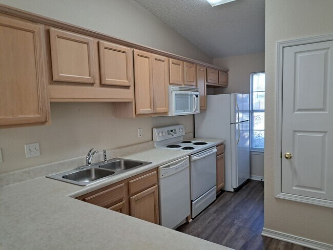 Building Photo - Cute 2BR/1BA in NE Pensacola