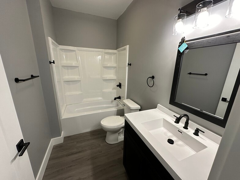 Building Photo - 1102 S Malott St