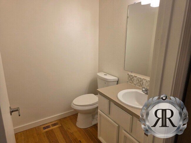 Building Photo - 2 Bedroom, 1 1/2 Bath, Updated!