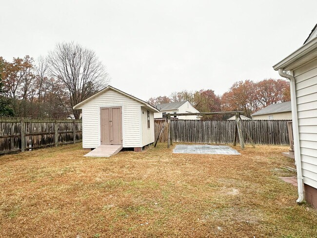 Building Photo - Move-In Ready on Large Corner Lot!
