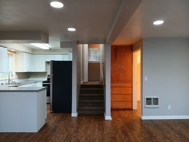 Building Photo - This Charming location Is Ready For You!