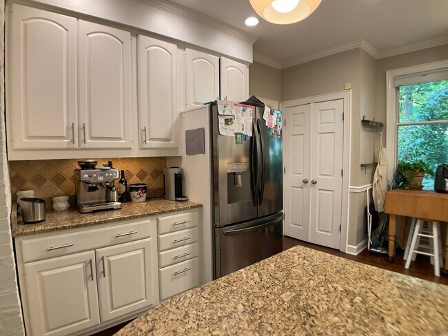 Building Photo - Executive Home in The Heart of Chapel Hill!