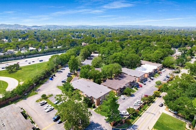 Building Photo - 2601 Hillsboro Pike