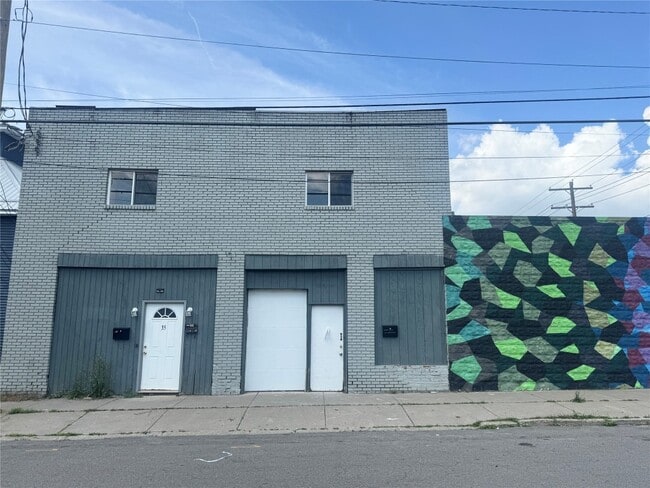 Building Photo - 126 Robinson St