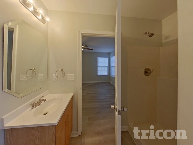 Building Photo - 1585 Kingston Dr