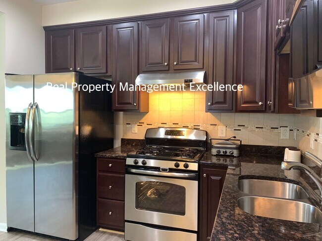 Building Photo - Gorgeous End-Unit TH In Desired Cary Locat...