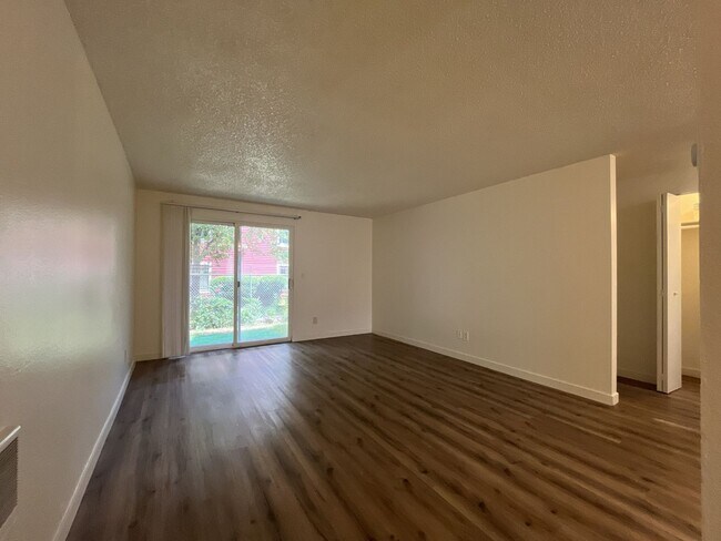 Building Photo - Spacious Corner Apartment with Three Bedrooms, Open Living Space & Modern Kitchen