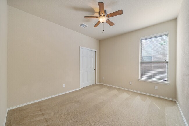 Building Photo - Spacious 4-Bed Home with Island Kitchen, Private Patio & Fenced Yard in Schertz
