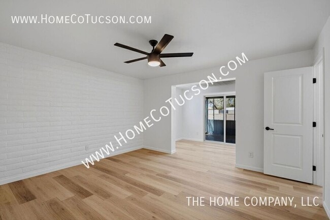 Building Photo - 7461 E Victoria Dr