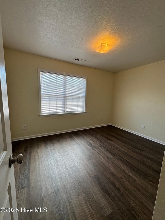 Building Photo - 604 Rainbow Dr