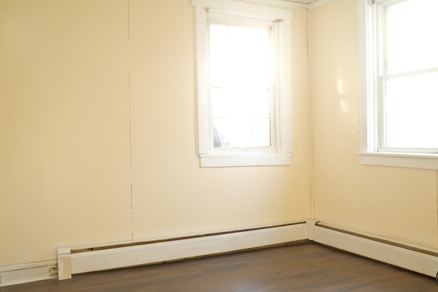 Building Photo - 1102 Lancaster Ave