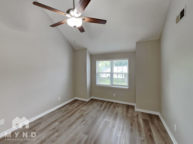 Building Photo - 219 Chattaroy Dr