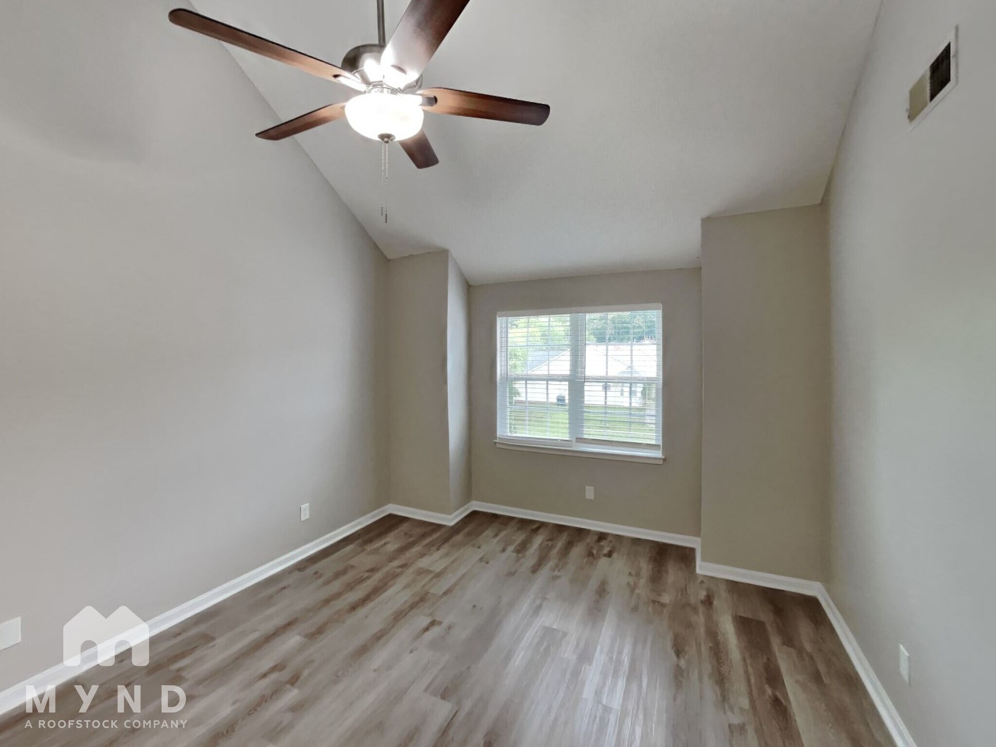 Building Photo - 219 Chattaroy Dr