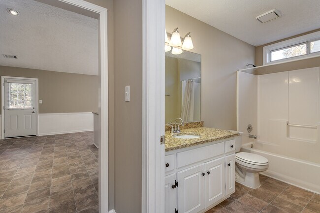 Building Photo - Cute Ranch Beauty in Covington, Fenced Back yard: Granite counter tops