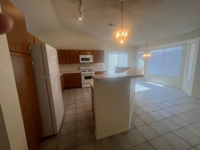 Building Photo - NICE 3 BEDROOM IN RITA RANCH WITH GREAT FL...