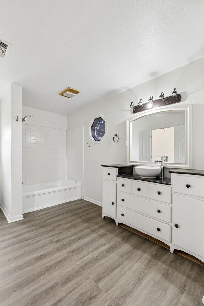 Building Photo - 2326 28th Ave N