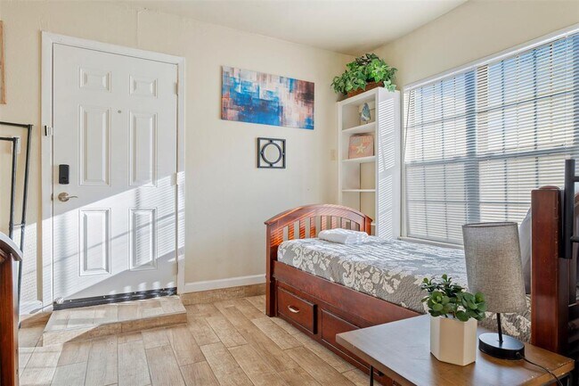 Building Photo - 12002 Swan Dr