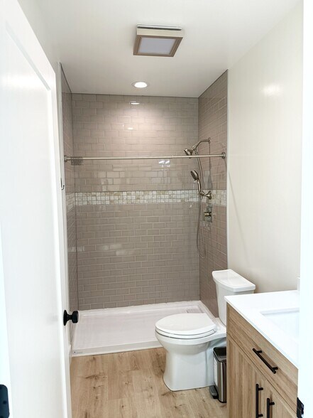 master bathroom - 10705 Dorothy Ave