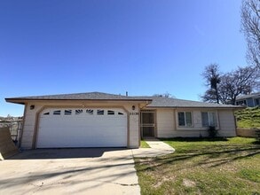 Building Photo - 3+2 w/garage and large fenced backyard