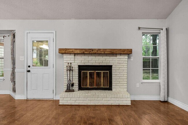 Building Photo - 202 Brittany Ln