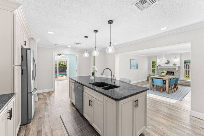 Building Photo - 1109 Seminole Dr