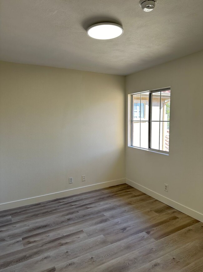 Building Photo - Centrally Located Townhome w/ 2 Car Garage...