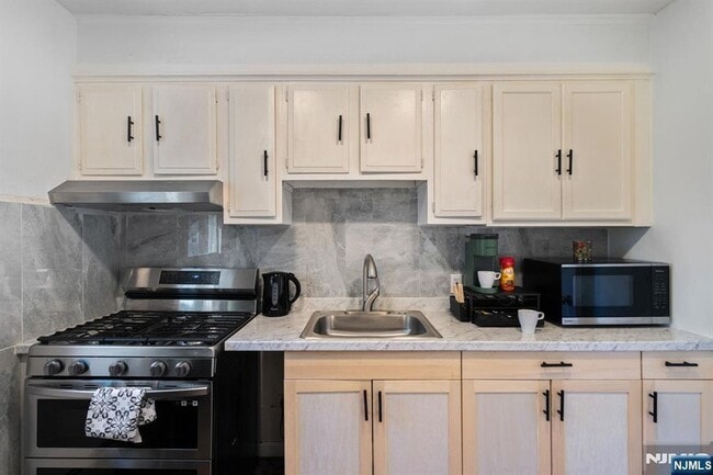 Building Photo - 401-403 Essex Street Unit A
