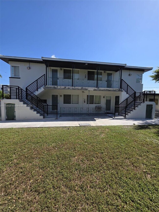 Primary Photo - 2140 Biarritz Dr