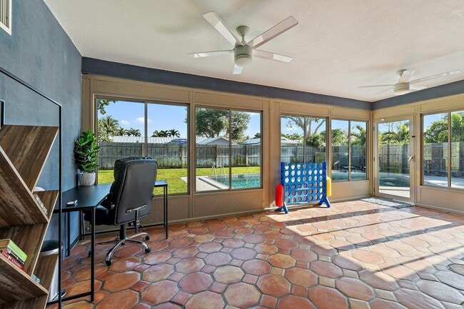 Building Photo - 4193 Hyacinth Cir N