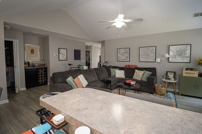 Building Photo - Spacious 3BR in Myers Creek – Fenced Yard, Workshop w/ Electricity & Bright Open Living!