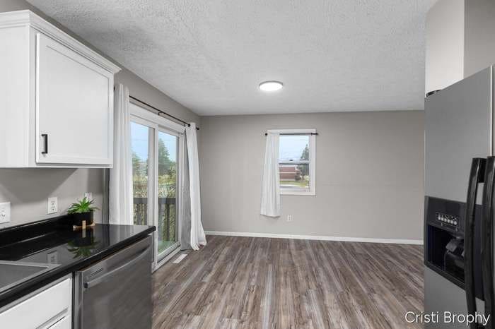 Building Photo - 952 Woodside Dr