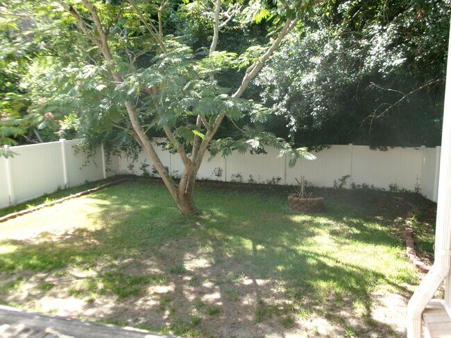Building Photo - Walk to the Ocean from this 3 bedroom, 2.5...