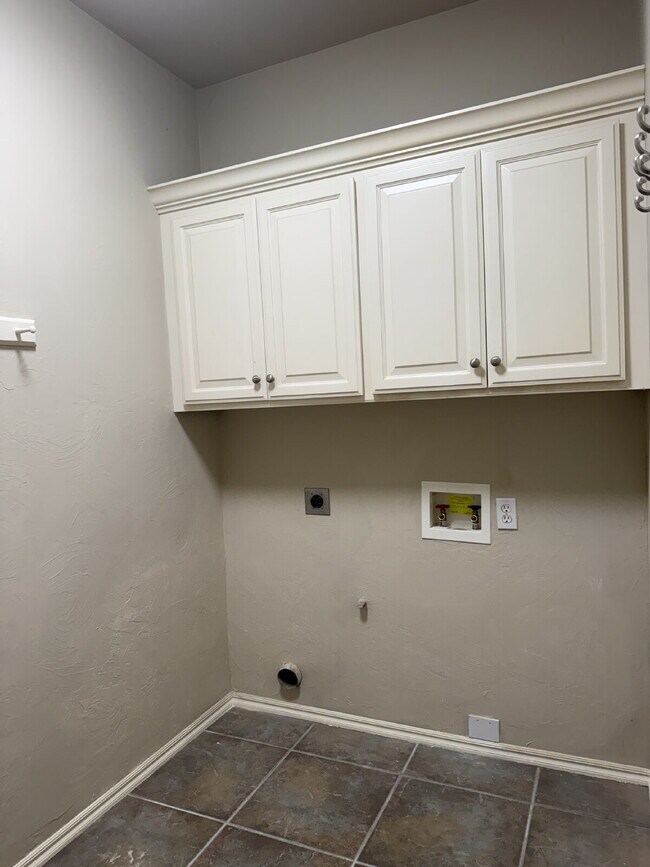Building Photo - 4-bedroom property in a fantastic North Edmond