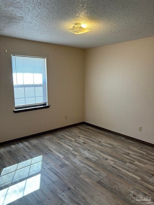 Building Photo - 5682 Crestwood Dr