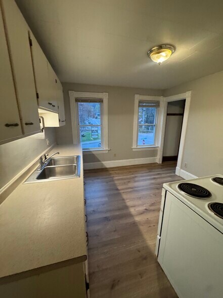 Building Photo - 15 Railroad St