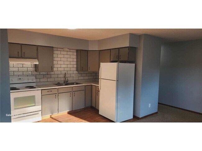 Building Photo - 102 Lake Ave S