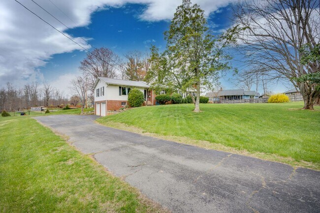 Building Photo - Charming Kingsport Home with Expansive Bas...
