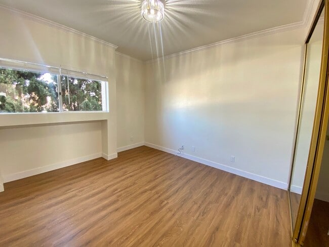 Building Photo - Upstairs 2BD Apartment Home! Great PB Location! Garage! AC!
