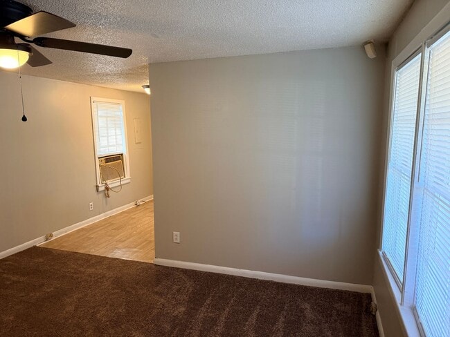 Building Photo - 2 Bedroom 1 Bath Home