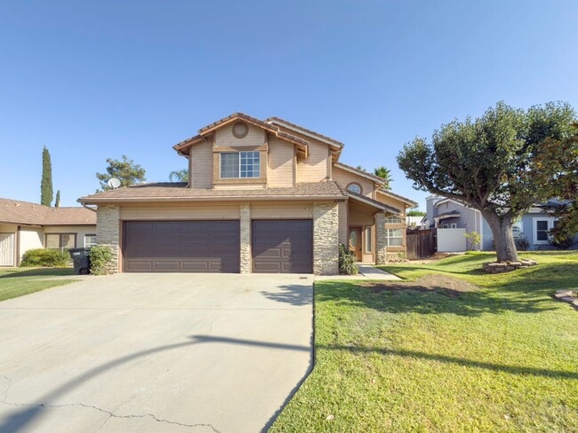 Building Photo - 2 Story, 3-Bedroom POOL + SOLAR Home in Wi...
