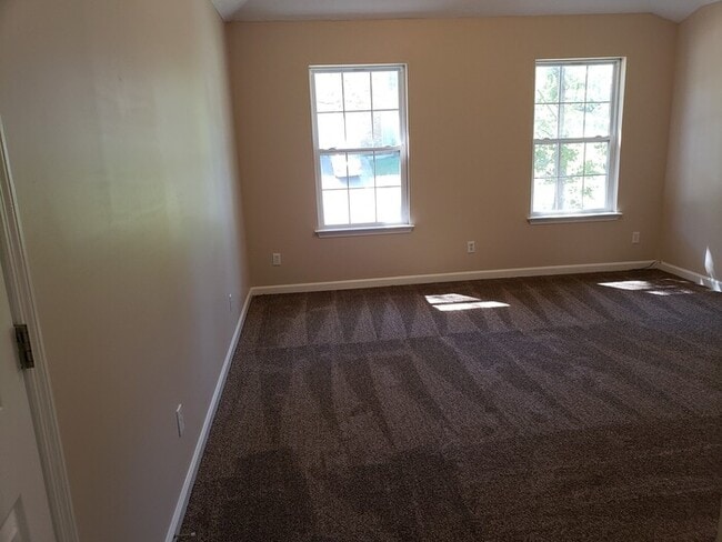 Building Photo - Large Home on Dead End street