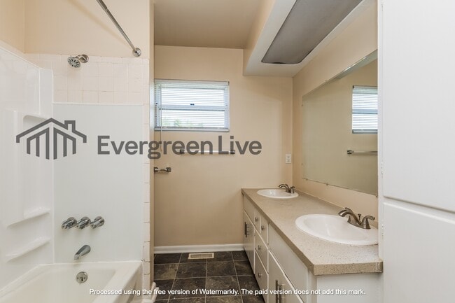 Building Photo - 125 Swallow Dr