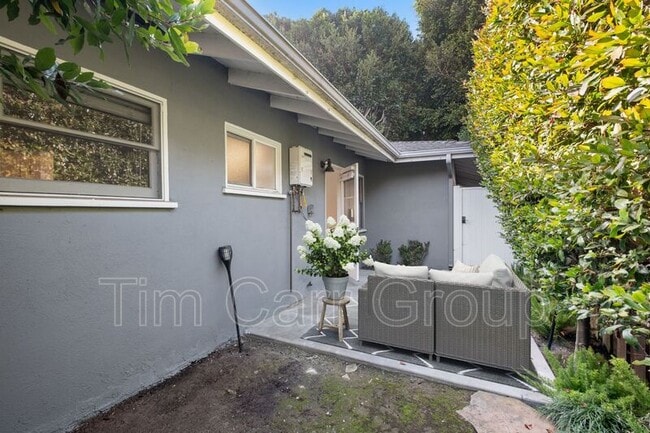 Building Photo - 2002 Clay St